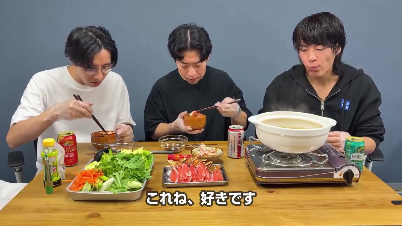 生ズワイのカニ鍋を3人で囲んで食べている様子