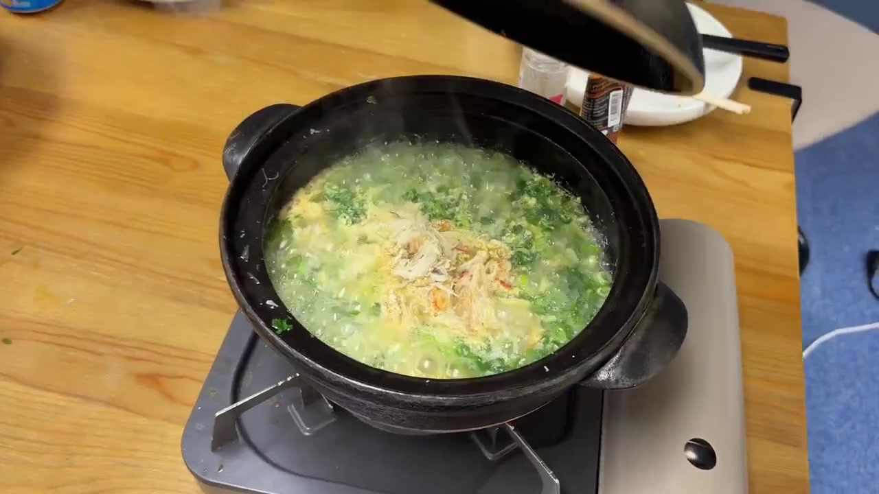 鍋のだしに取っておいた毛ガニの身とカニみそを戻した雑炊