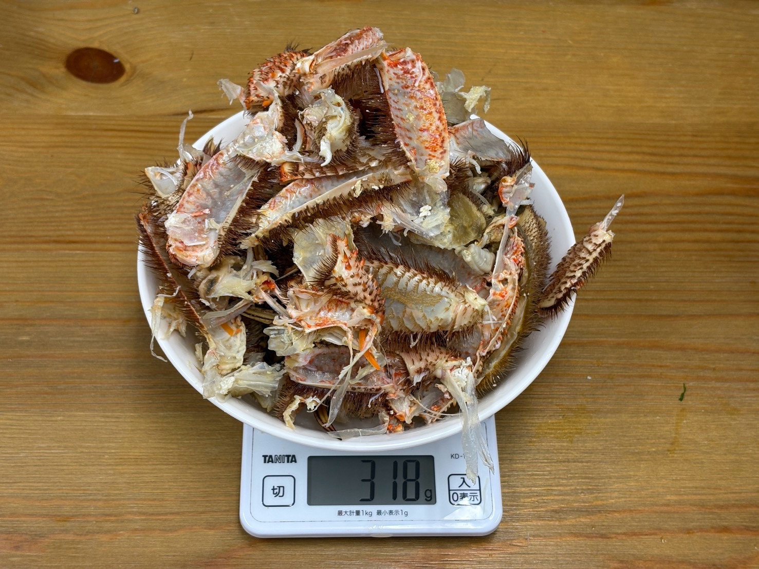 実食後にトレーへ集め、家庭用のはかりで計量した毛ガニの殻