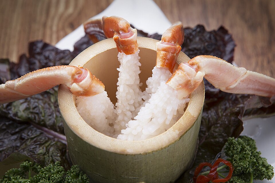 殻の一部をむいたズワイガニの脚肉
