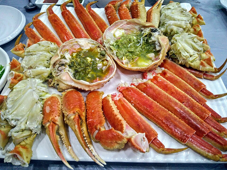 殻を開いた蒸しズワイガニ。皿の左右に白い肩肉の入った胴体が並ぶ